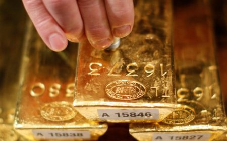 Gold prices steady amid thin year-end trading, strong dollar creates pressure
