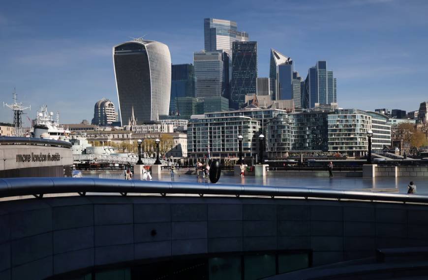 UK banks expected to win shareholder approval for big pay rises for bosses