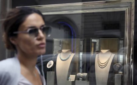 Wealthy shoppers are splashing the cash on jewelry — so long as it’s the right brand