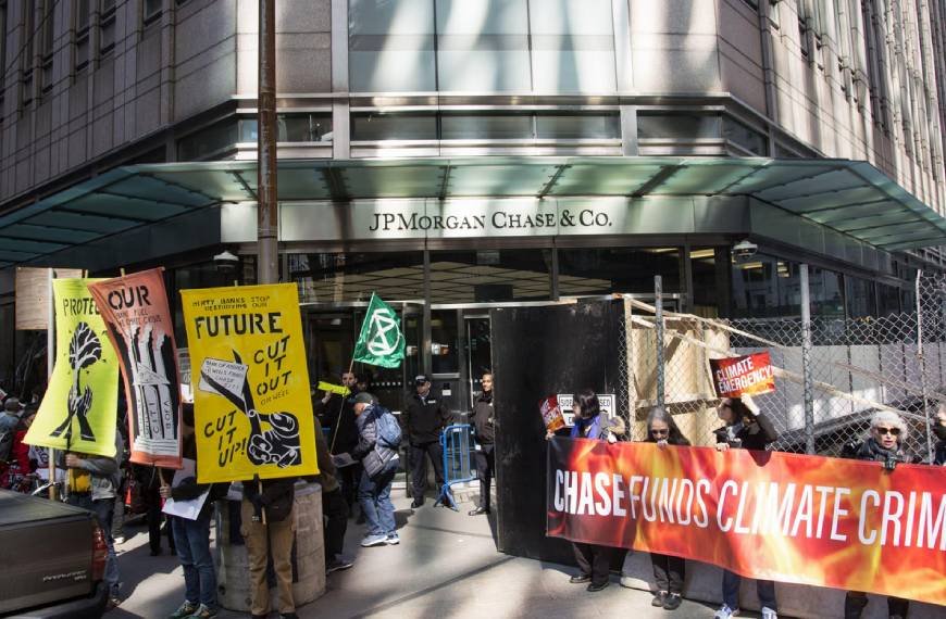 World’s largest banks pledged $869bn to fossil fuel firms in 2024, new report finds
