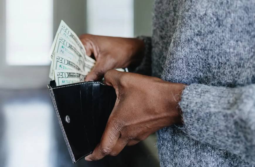 ‘Revenge saving’ picks up as consumers brace for economic uncertainty