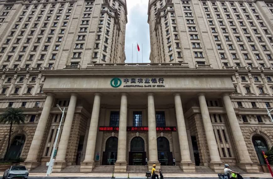 China says it will pump $54 billion into banks and insurers — but their stocks still fell